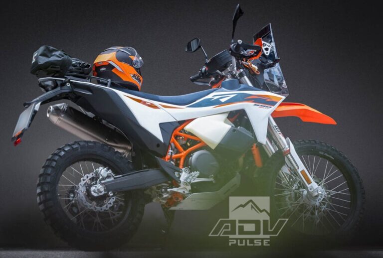 Imagem de perfil da nova KTM 690 Rally, moto de aventura monocilíndrica com carenagem de rally, tanques de combustível estendidos e suspensões de longo curso, focada em desempenho off-road.