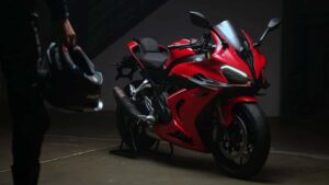 Detalhe de uma superbike moderna com carenagem aerodinâmica, ilustrando o potencial para winglets ativos na indústria motociclística.
