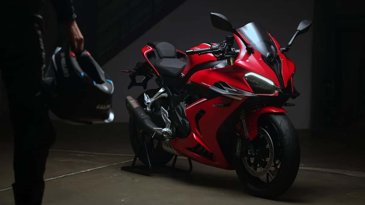 Detalhe de uma superbike moderna com carenagem aerodinâmica, ilustrando o potencial para winglets ativos na indústria motociclística.