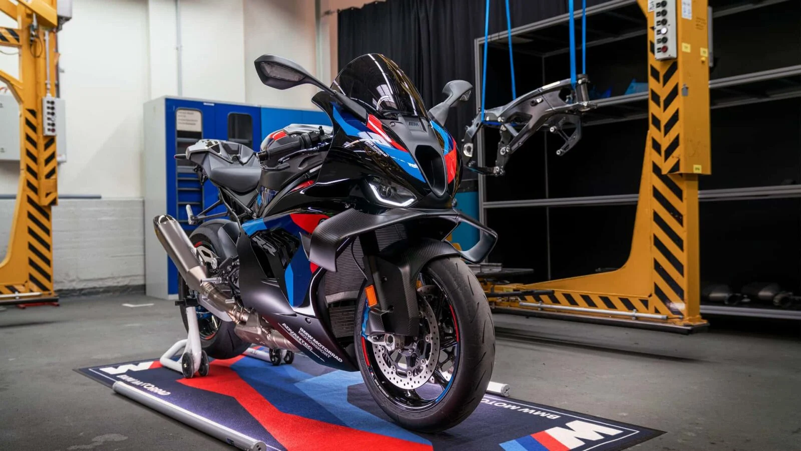 BMW M 1000 RR 2027 em alta velocidade na pista, exibindo seu design aerodinâmico e novas cores vibrantes, simbolizando as atualizações da linha de motos BMW.