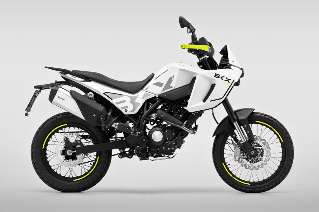 Benelli BKX 125 A1 em paisagem off-road com design agressivo e iluminação LED, ideal para iniciantes aventureiros.