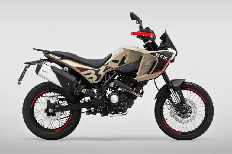 Benelli BKX 125 A1 em paisagem off-road com design agressivo e iluminação LED, ideal para iniciantes aventureiros.