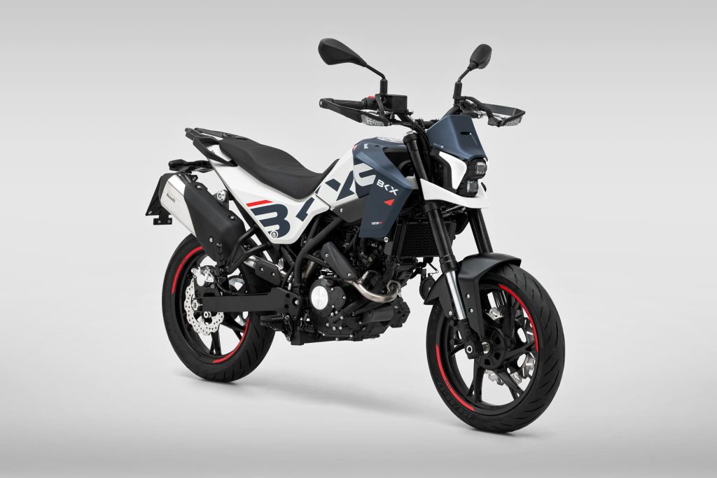 Benelli BKX 125 S, uma naked de 125cc moderna e desportiva, ideal para o trânsito urbano e pilotagem com carta A1, exibindo seu design compacto e iluminação LED.