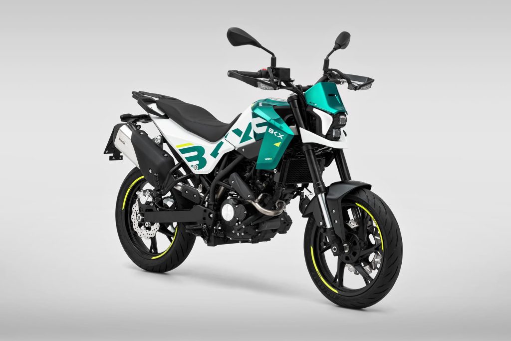 Benelli BKX 125 S, uma naked de 125cc moderna e desportiva, ideal para o trânsito urbano e pilotagem com carta A1, exibindo seu design compacto e iluminação LED.