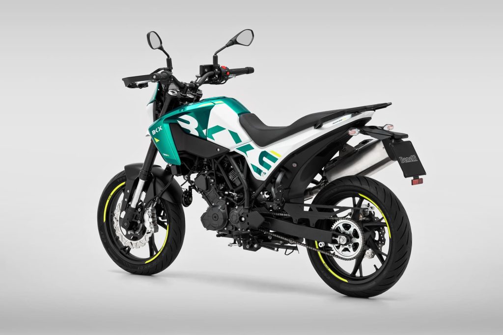 Benelli BKX 125 S, uma naked de 125cc moderna e desportiva, ideal para o trânsito urbano e pilotagem com carta A1, exibindo seu design compacto e iluminação LED.