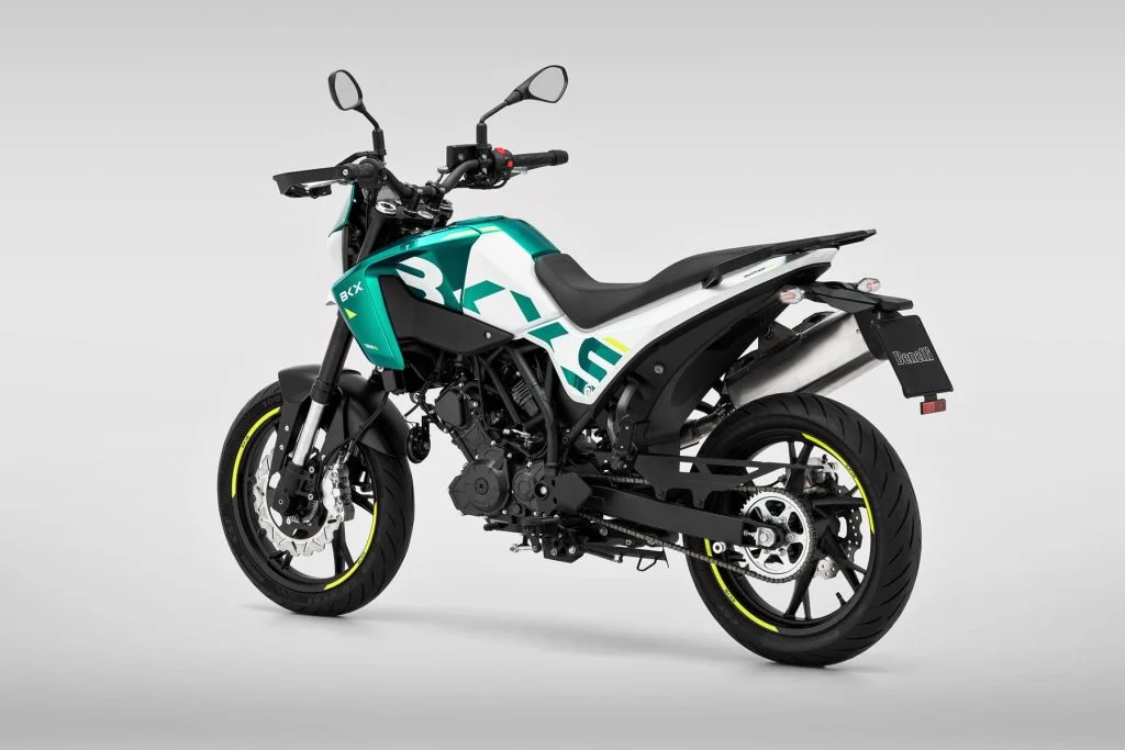 Benelli BKX 125 S, uma naked de 125cc moderna e desportiva, ideal para o trânsito urbano e pilotagem com carta A1, exibindo seu design compacto e iluminação LED.