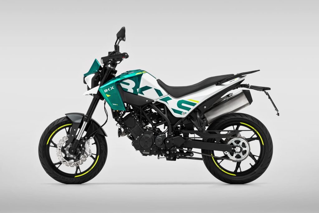 Benelli BKX 125 S, uma naked de 125cc moderna e desportiva, ideal para o trânsito urbano e pilotagem com carta A1, exibindo seu design compacto e iluminação LED.