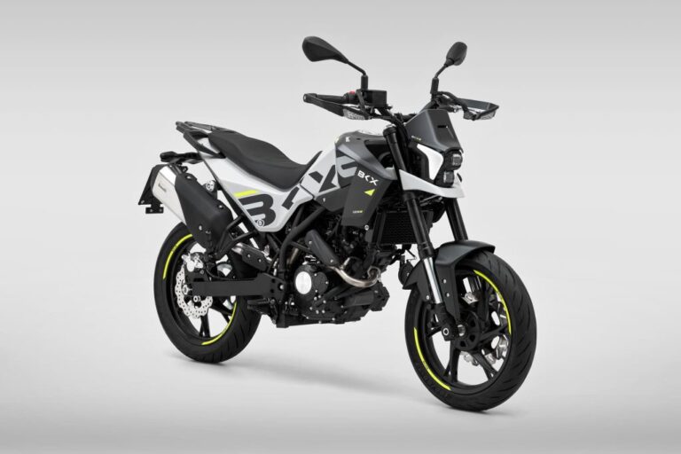 Benelli BKX 125 S, uma naked de 125cc moderna e desportiva, ideal para o trânsito urbano e pilotagem com carta A1, exibindo seu design compacto e iluminação LED.