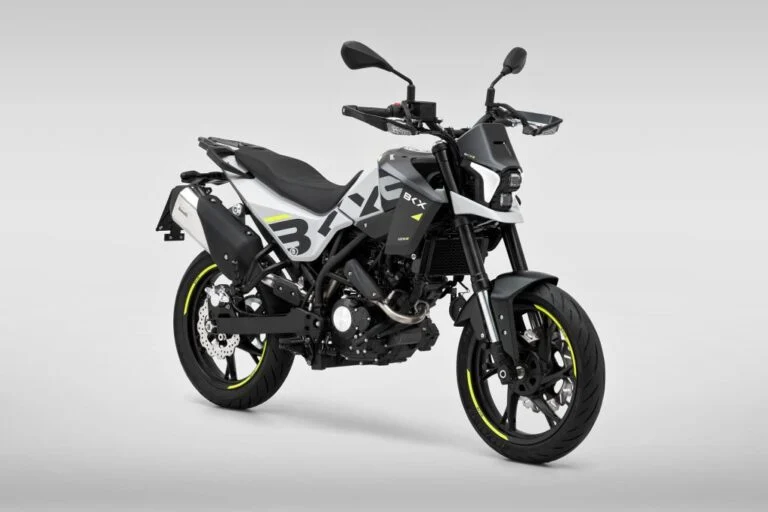 Benelli BKX 125 S, uma naked de 125cc moderna e desportiva, ideal para o trânsito urbano e pilotagem com carta A1, exibindo seu design compacto e iluminação LED.