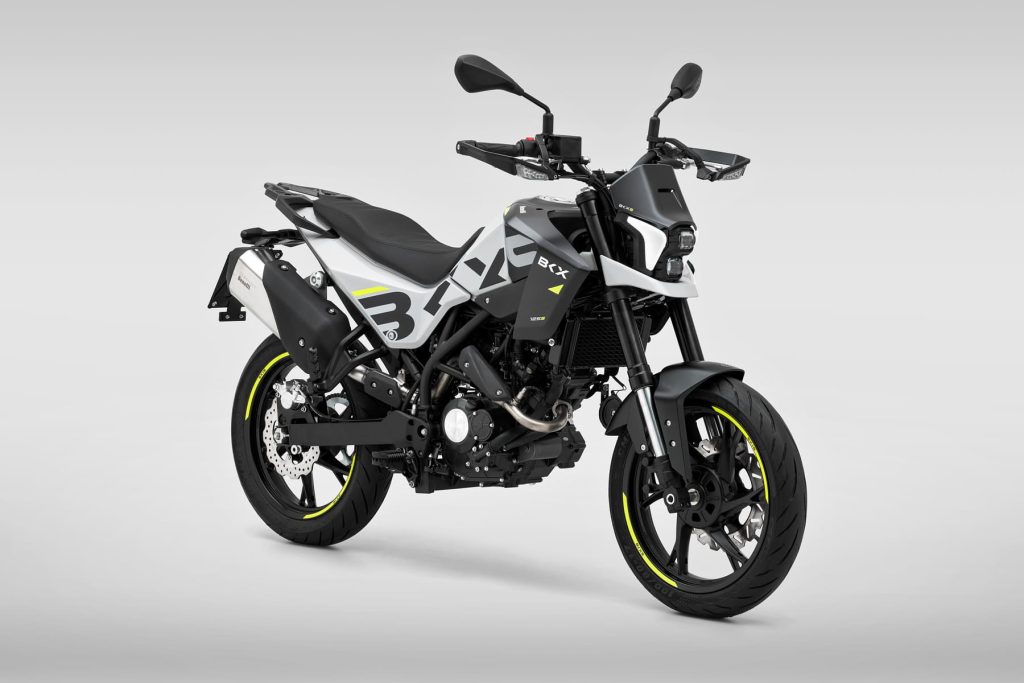 Benelli BKX 125 S, uma naked de 125cc moderna e desportiva, ideal para o trânsito urbano e pilotagem com carta A1, exibindo seu design compacto e iluminação LED.