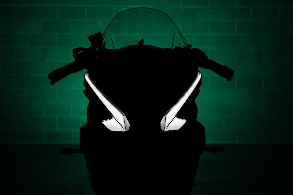 Detalhe da nova Benelli Tornado 550, uma moto desportiva bicilíndrica de 554cc com suspensões Marzocchi ajustáveis e freios Brembo, destacando seu design agressivo e equipamentos de alta performance.