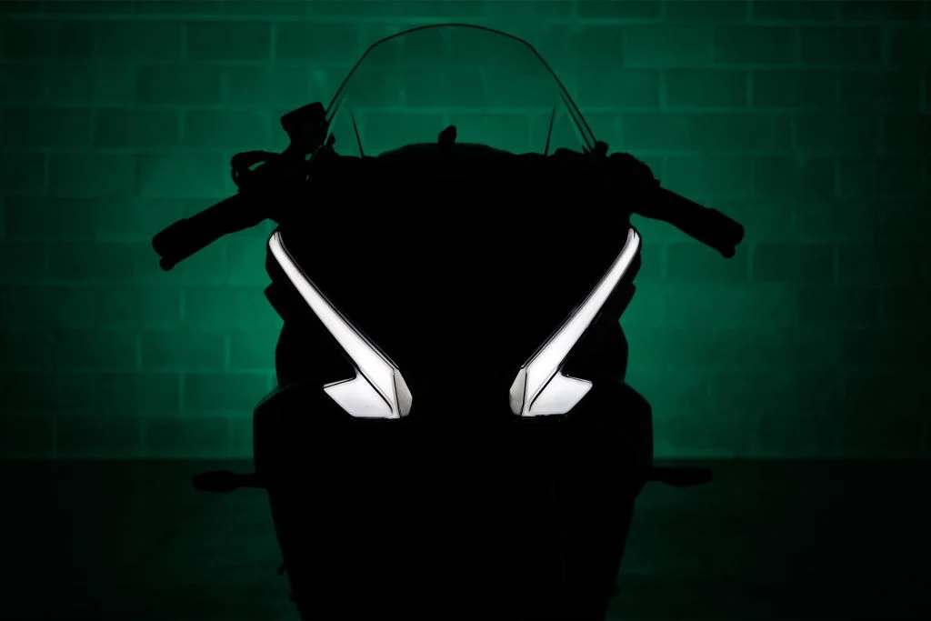 Detalhe da nova Benelli Tornado 550, uma moto desportiva bicilíndrica de 554cc com suspensões Marzocchi ajustáveis e freios Brembo, destacando seu design agressivo e equipamentos de alta performance.
