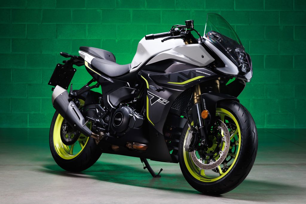 Detalhe da nova Benelli Tornado 550, uma moto desportiva bicilíndrica de 554cc com suspensões Marzocchi ajustáveis e freios Brembo, destacando seu design agressivo e equipamentos de alta performance.