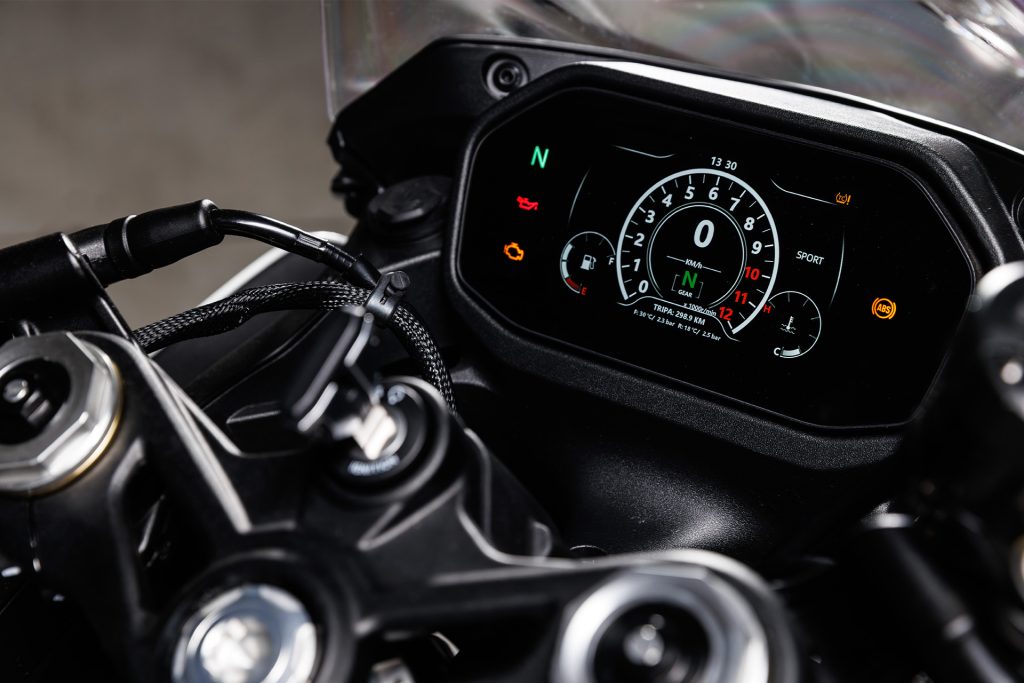 Detalhe da nova Benelli Tornado 550, uma moto desportiva bicilíndrica de 554cc com suspensões Marzocchi ajustáveis e freios Brembo, destacando seu design agressivo e equipamentos de alta performance.