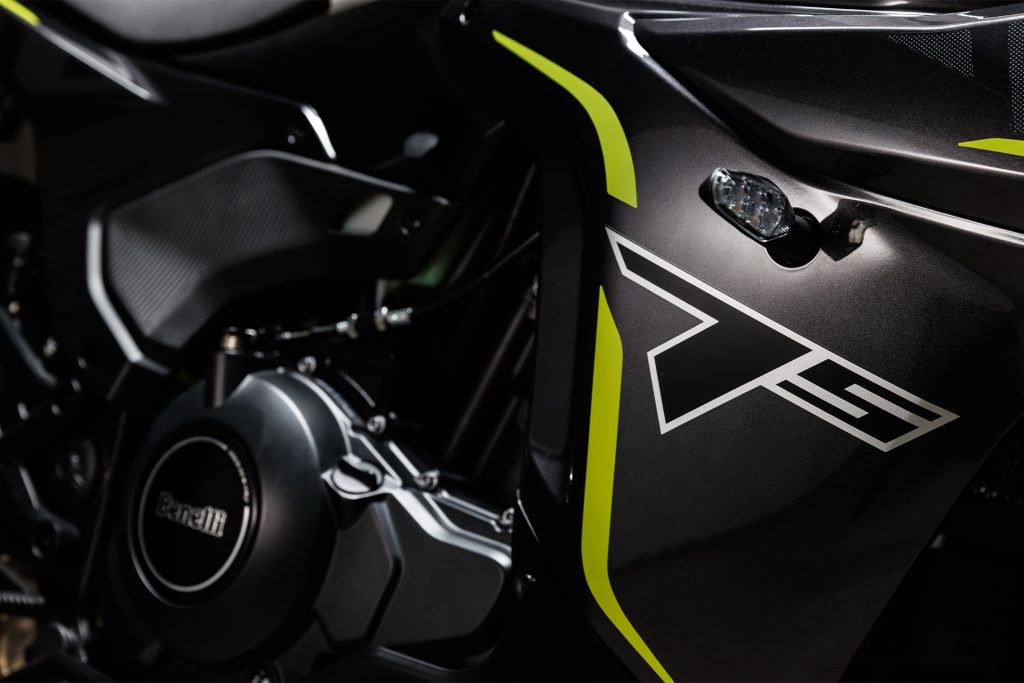 Detalhe da nova Benelli Tornado 550, uma moto desportiva bicilíndrica de 554cc com suspensões Marzocchi ajustáveis e freios Brembo, destacando seu design agressivo e equipamentos de alta performance.