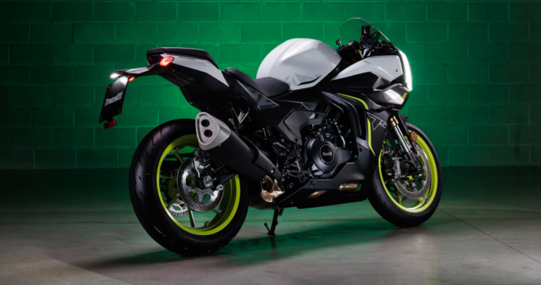 Detalhe da nova Benelli Tornado 550, uma moto desportiva bicilíndrica de 554cc com suspensões Marzocchi ajustáveis e freios Brembo, destacando seu design agressivo e equipamentos de alta performance.