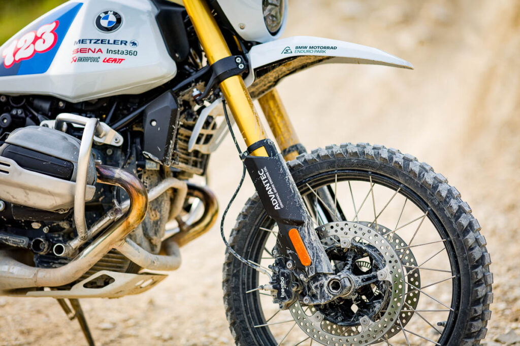 BMW R 12 G/S GS Trophy Competition Bike em ação off-road em terreno rochoso com cenário montanhoso ao fundo, pronta para o BMW GS Trophy 2026.