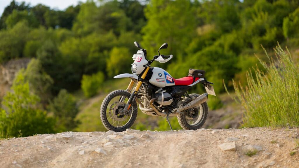 BMW R 12 G/S Edição Especial para o GS Trophy 2026 em cenário off-road, destacando seu design clássico e robustez para aventura.