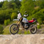 BMW R 12 G/S Edição Especial para o GS Trophy 2026 em cenário off-road, destacando seu design clássico e robustez para aventura.