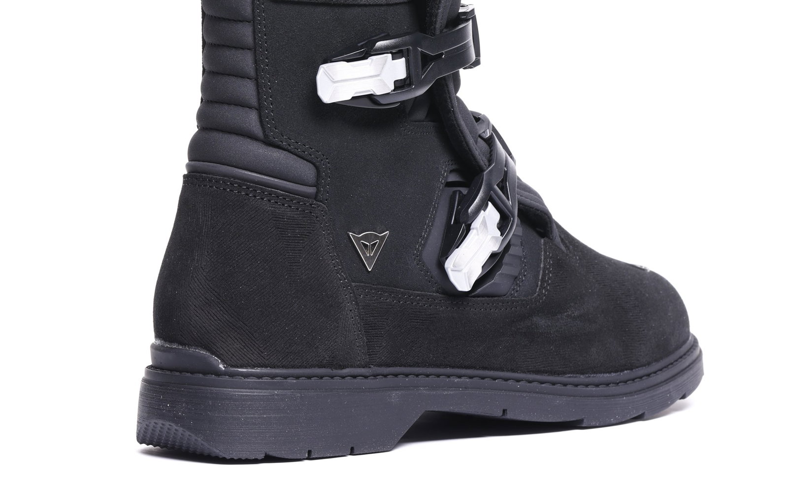 Par de botas Dainese Overyond XT GTX em destaque, mostrando o inovador sistema de proteção de canela ajustável, design robusto e membrana Gore-Tex.