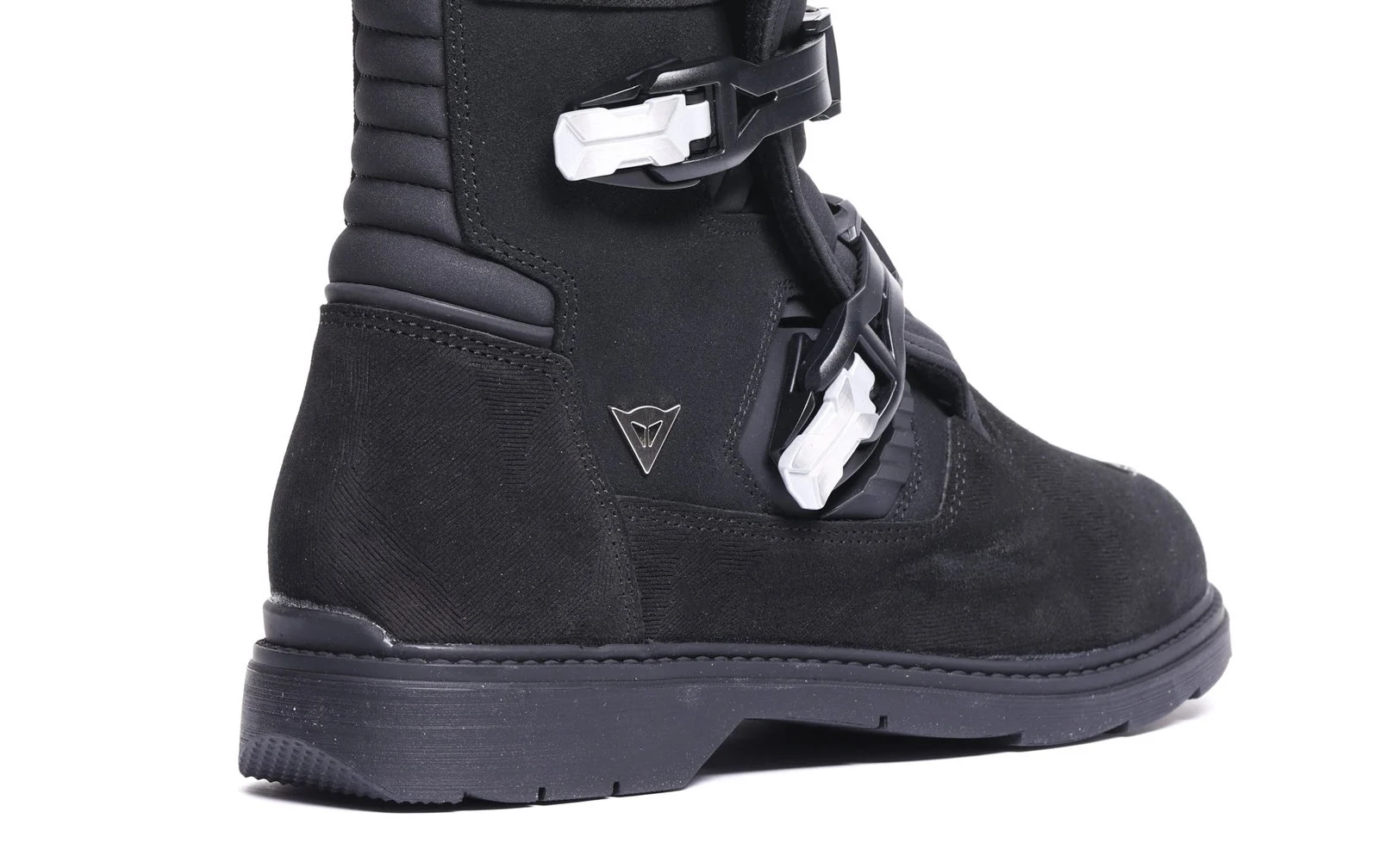 Par de botas Dainese Overyond XT GTX em destaque, mostrando o inovador sistema de proteção de canela ajustável, design robusto e membrana Gore-Tex.