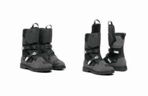 Par de botas Dainese Overyond XT GTX em destaque, mostrando o inovador sistema de proteção de canela ajustável, design robusto e membrana Gore-Tex.