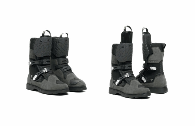 Par de botas Dainese Overyond XT GTX em destaque, mostrando o inovador sistema de proteção de canela ajustável, design robusto e membrana Gore-Tex.