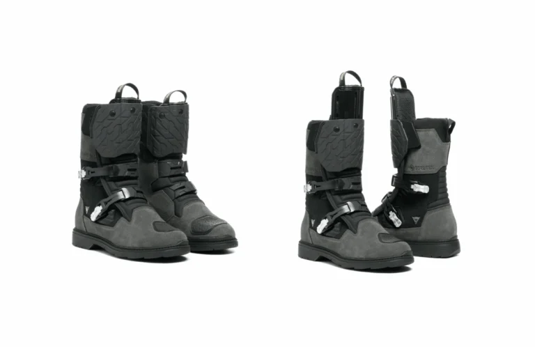 Par de botas Dainese Overyond XT GTX em destaque, mostrando o inovador sistema de proteção de canela ajustável, design robusto e membrana Gore-Tex.