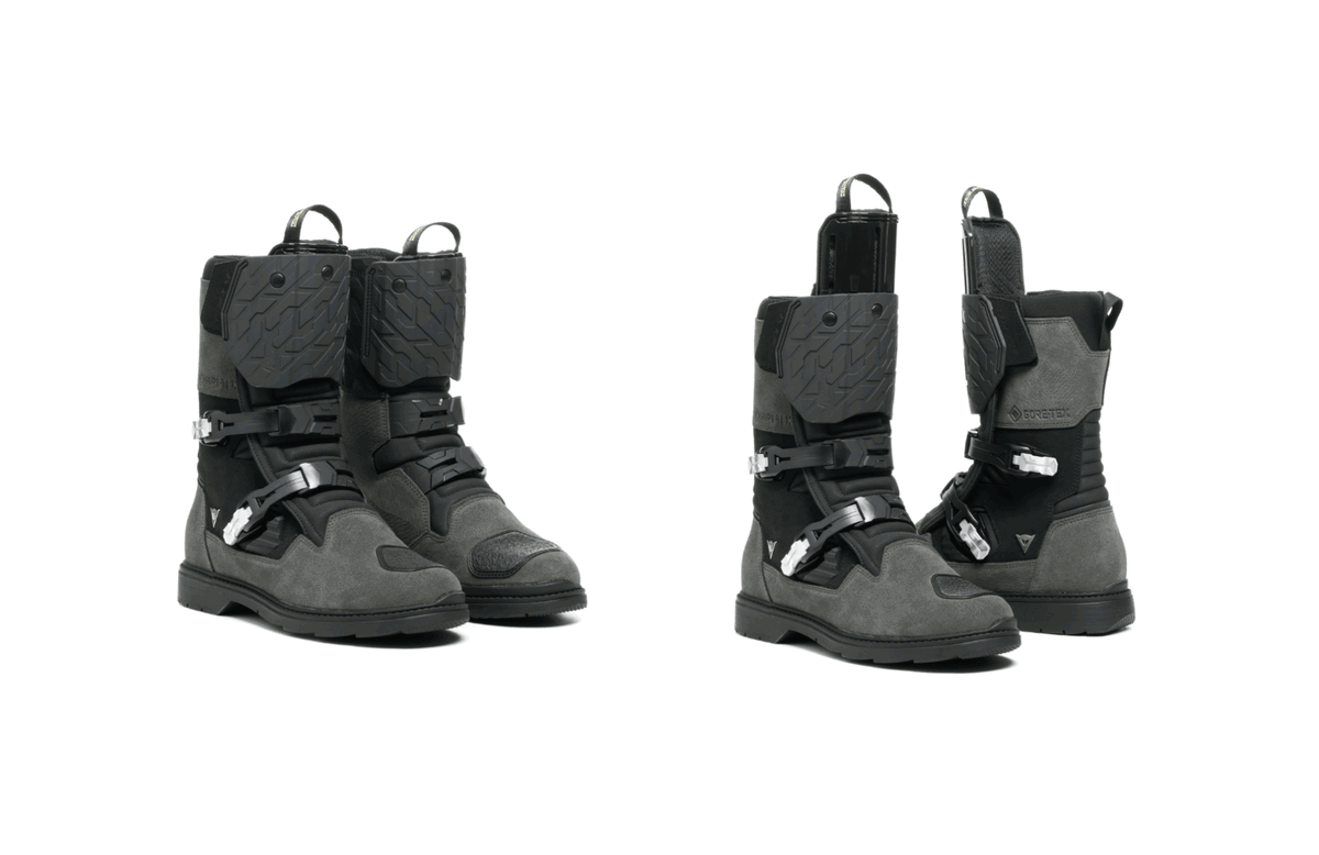 Par de botas Dainese Overyond XT GTX em destaque, mostrando o inovador sistema de proteção de canela ajustável, design robusto e membrana Gore-Tex.