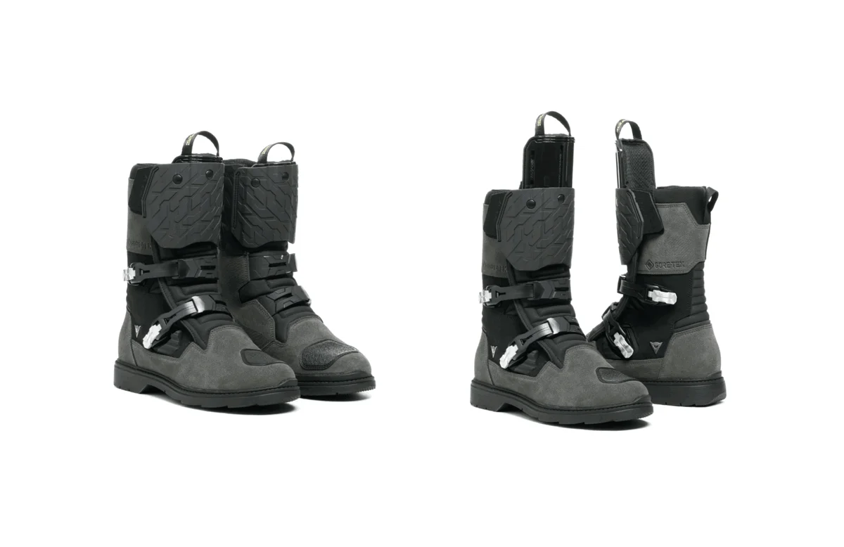 Par de botas Dainese Overyond XT GTX em destaque, mostrando o inovador sistema de proteção de canela ajustável, design robusto e membrana Gore-Tex.