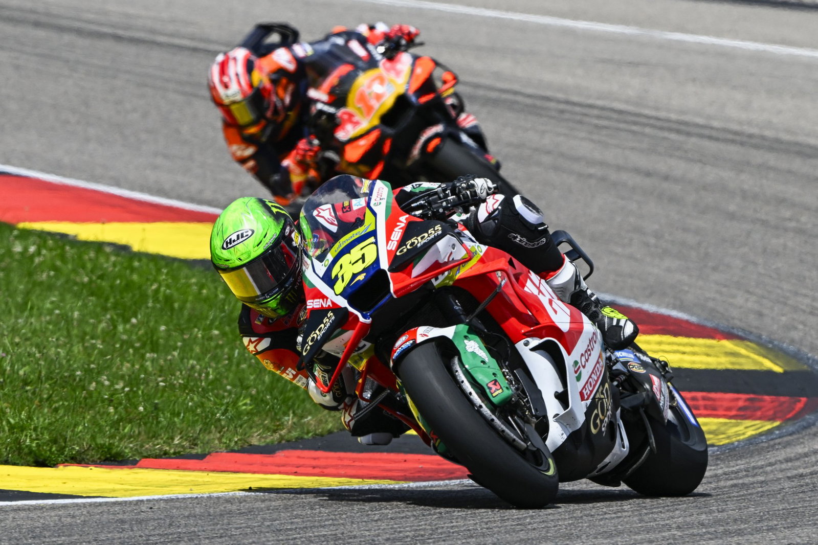 Cal Crutchlow em sua moto de corrida Yamaha YZR-M1 em alta velocidade na pista de Silverstone, demonstrando foco e experiência.
