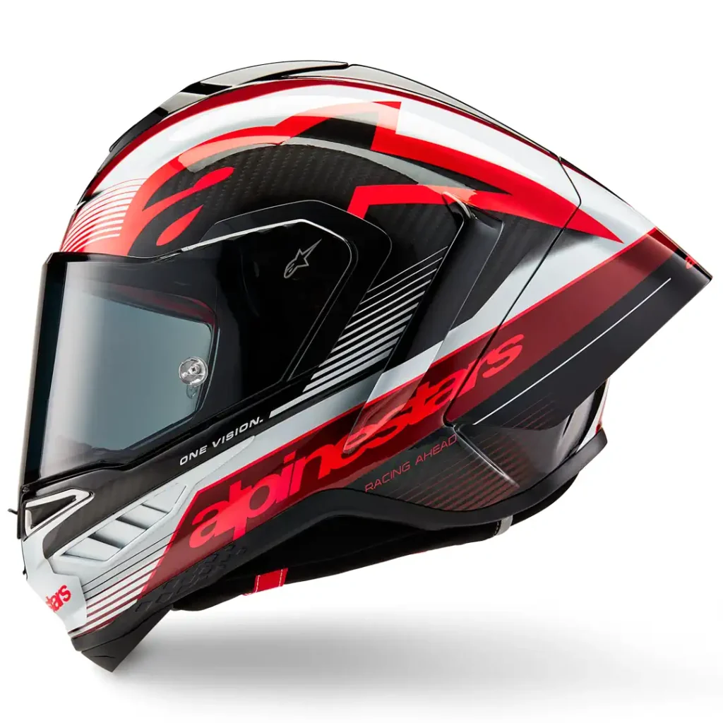 Detalhe do Capacete Alpinestars Supertech R10 em fibra de carbono, exibindo suas linhas aerodinâmicas e sistema de ventilação para performance em pista e rua.