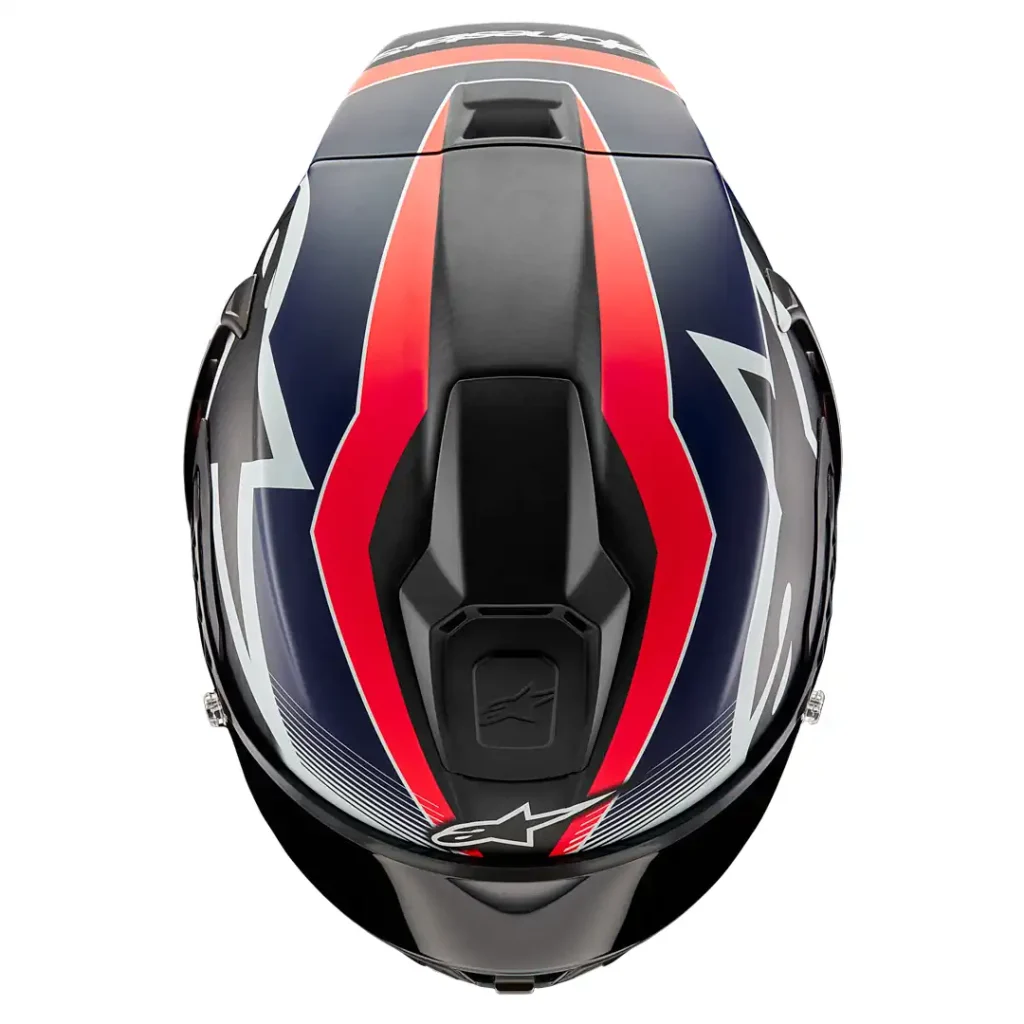 Detalhe do Capacete Alpinestars Supertech R10 em fibra de carbono, exibindo suas linhas aerodinâmicas e sistema de ventilação para performance em pista e rua.