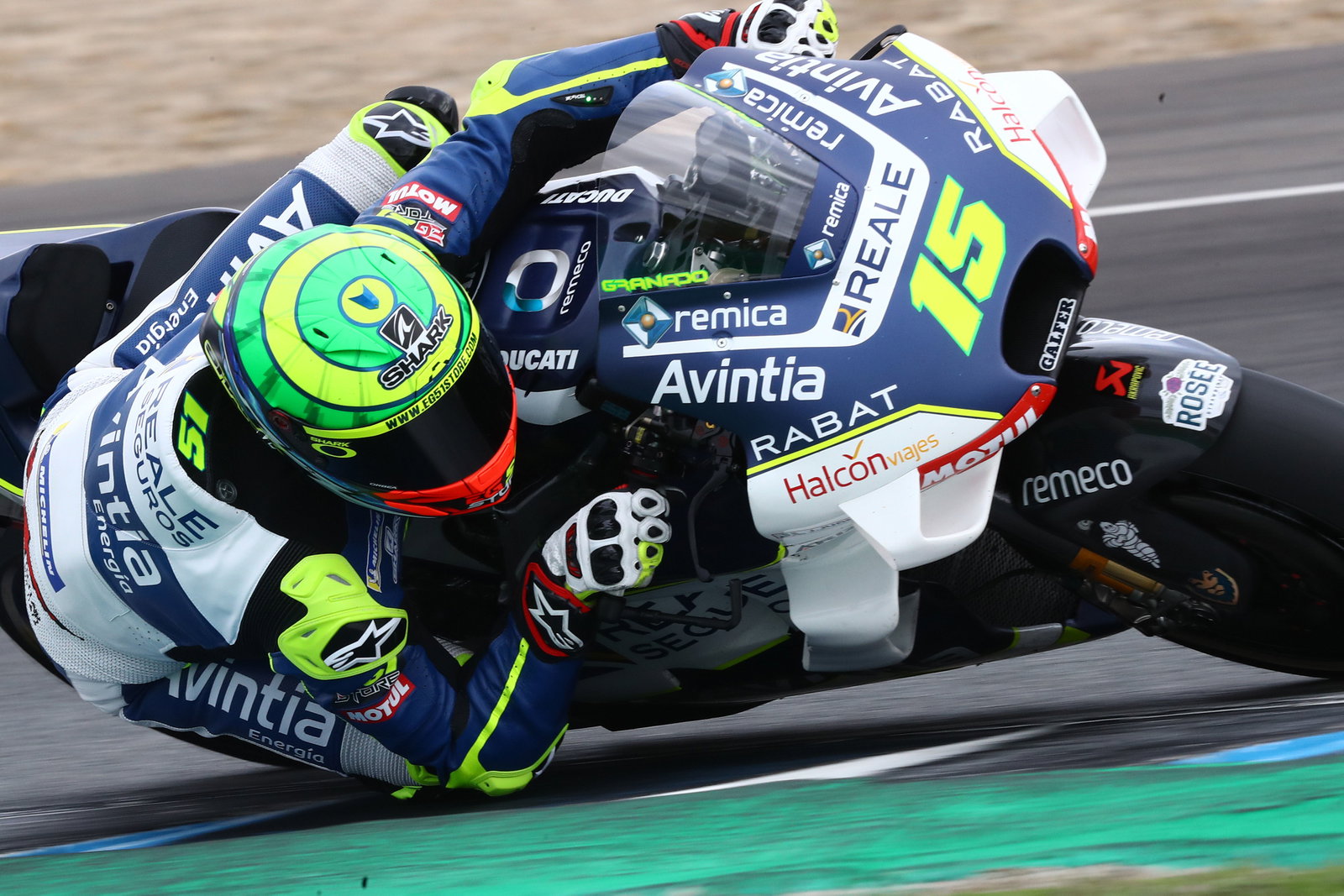 Capacete réplica Shark Skwal Cup de Eric Granado, com design inspirado nas cores do Brasil e detalhes da MotoE, exibido em fundo neutro.