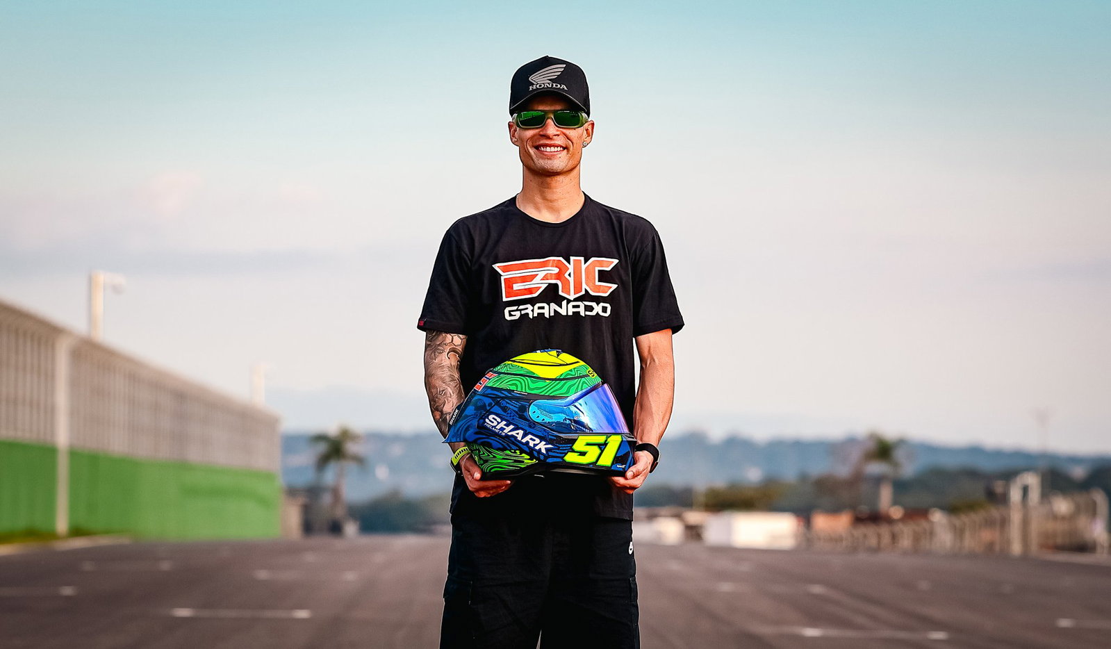 Capacete réplica Shark Skwal Cup de Eric Granado, com design inspirado nas cores do Brasil e detalhes da MotoE, exibido em fundo neutro.