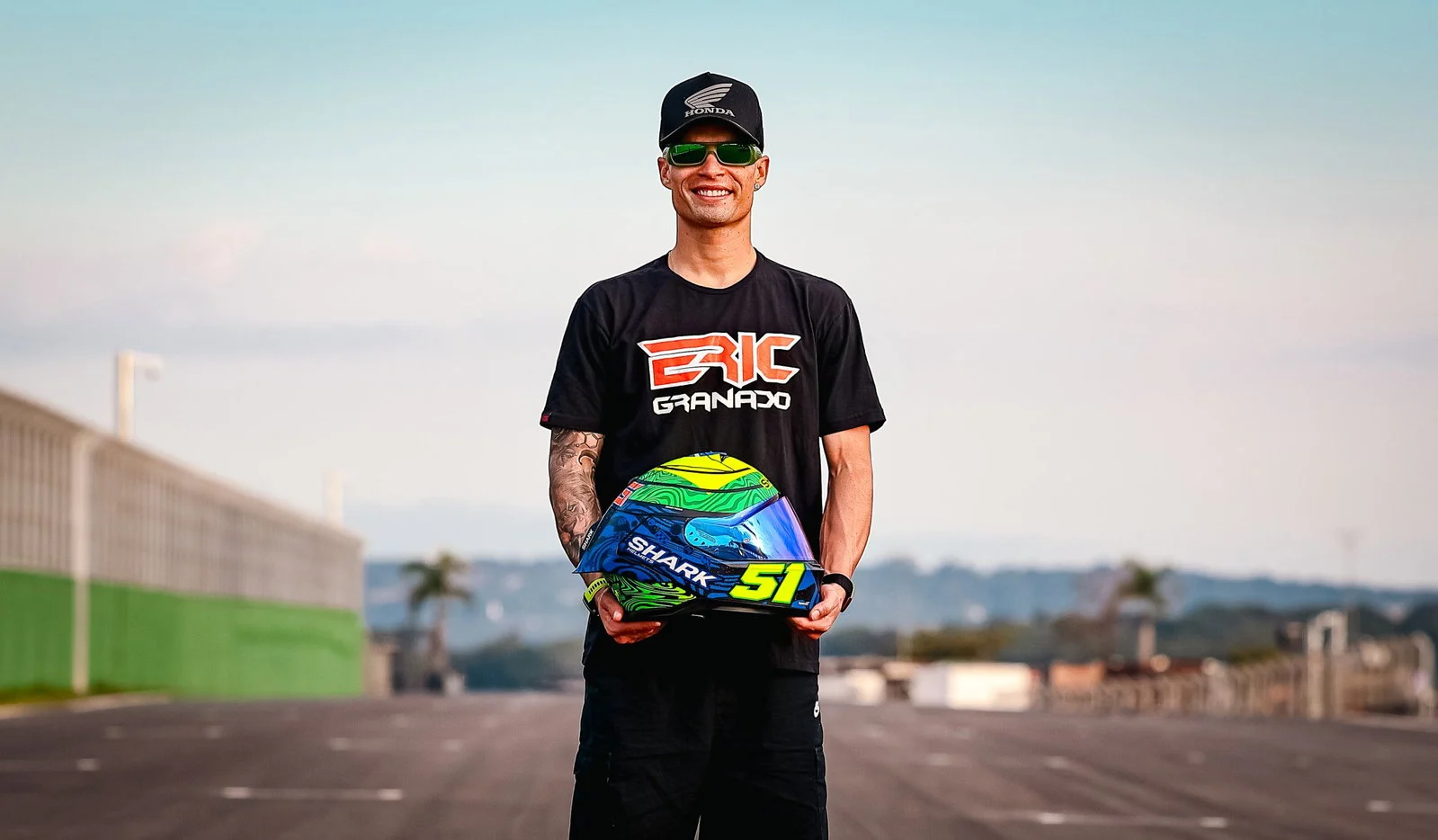 Capacete réplica Shark Skwal Cup de Eric Granado, com design inspirado nas cores do Brasil e detalhes da MotoE, exibido em fundo neutro.