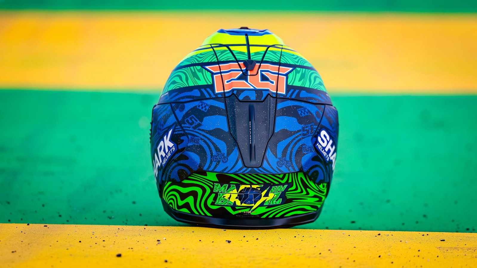 Capacete réplica Shark Skwal Cup de Eric Granado, com design inspirado nas cores do Brasil e detalhes da MotoE, exibido em fundo neutro.