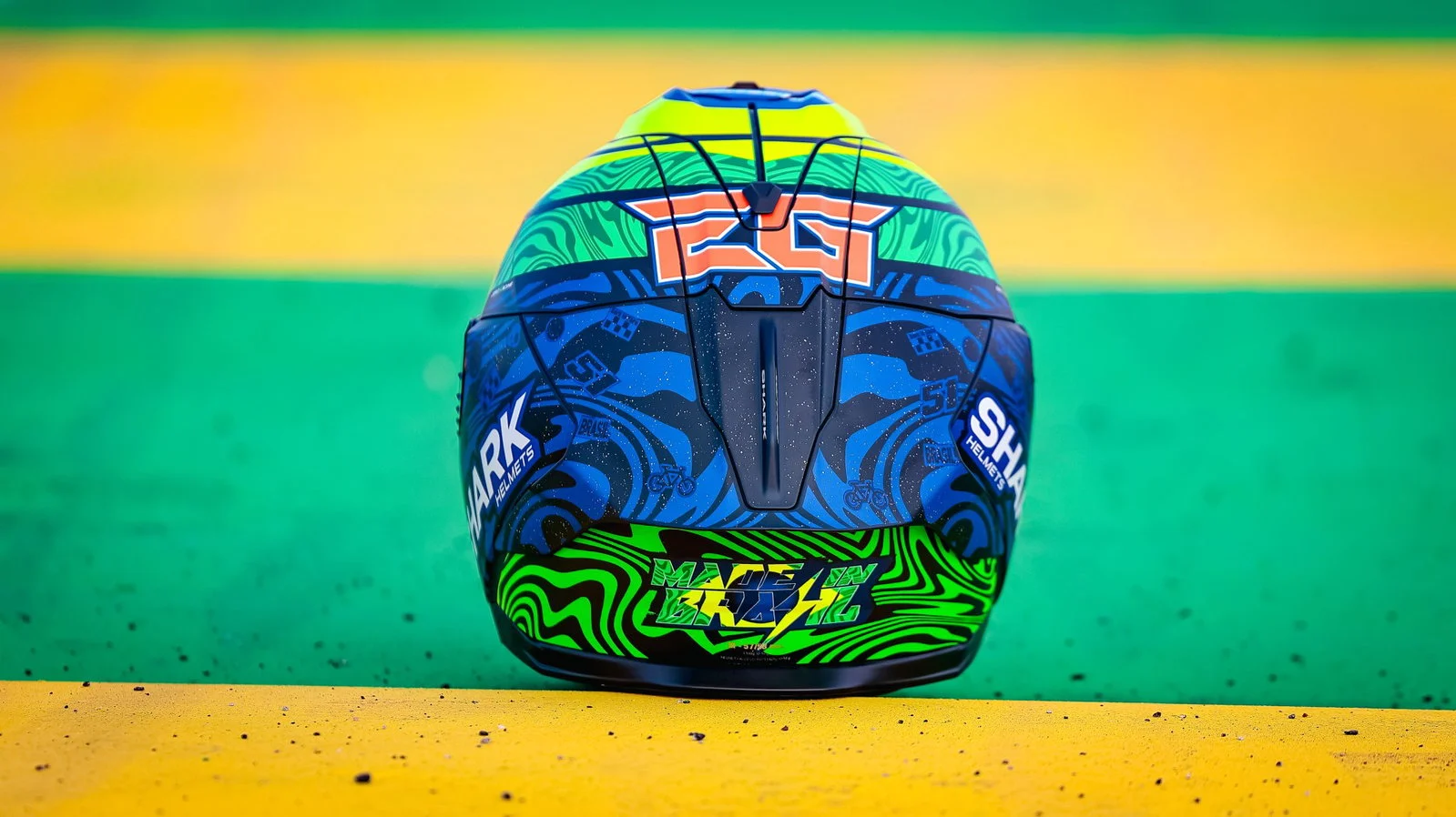 Capacete réplica Shark Skwal Cup de Eric Granado, com design inspirado nas cores do Brasil e detalhes da MotoE, exibido em fundo neutro.