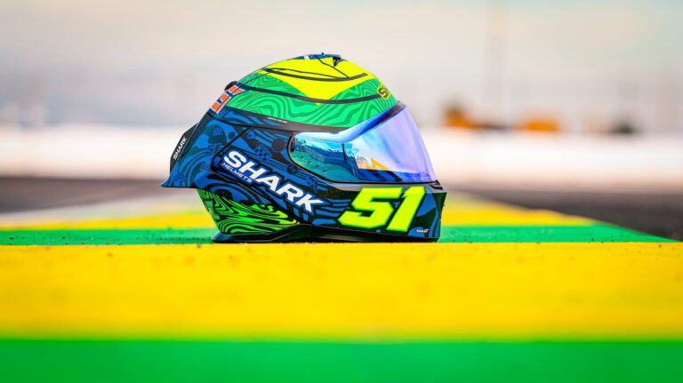 Capacete réplica Shark Skwal Cup de Eric Granado, com design inspirado nas cores do Brasil e detalhes da MotoE, exibido em fundo neutro.