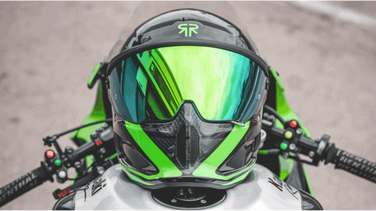 Detalhe lateral do Capacete Ruroc AT4 Track Verde de edição limitada, mostrando a carcaça de fibra de carbono e o grafismo vibrante com detalhes em verde.