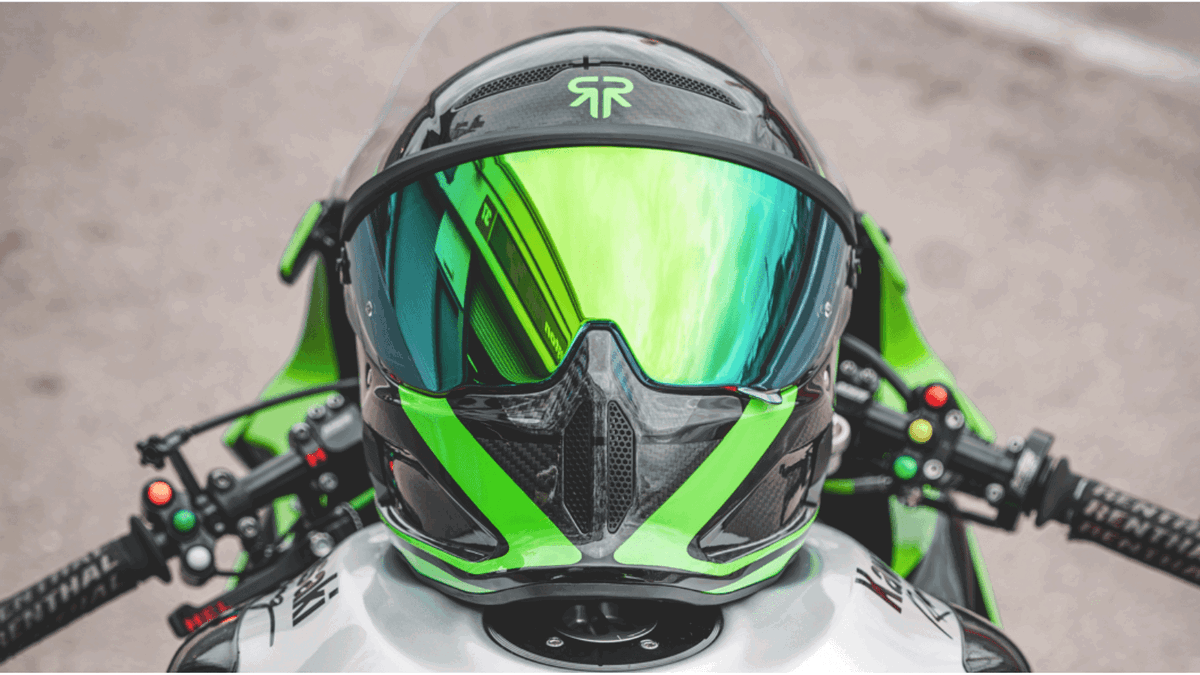 Detalhe lateral do Capacete Ruroc AT4 Track Verde de edição limitada, mostrando a carcaça de fibra de carbono e o grafismo vibrante com detalhes em verde.