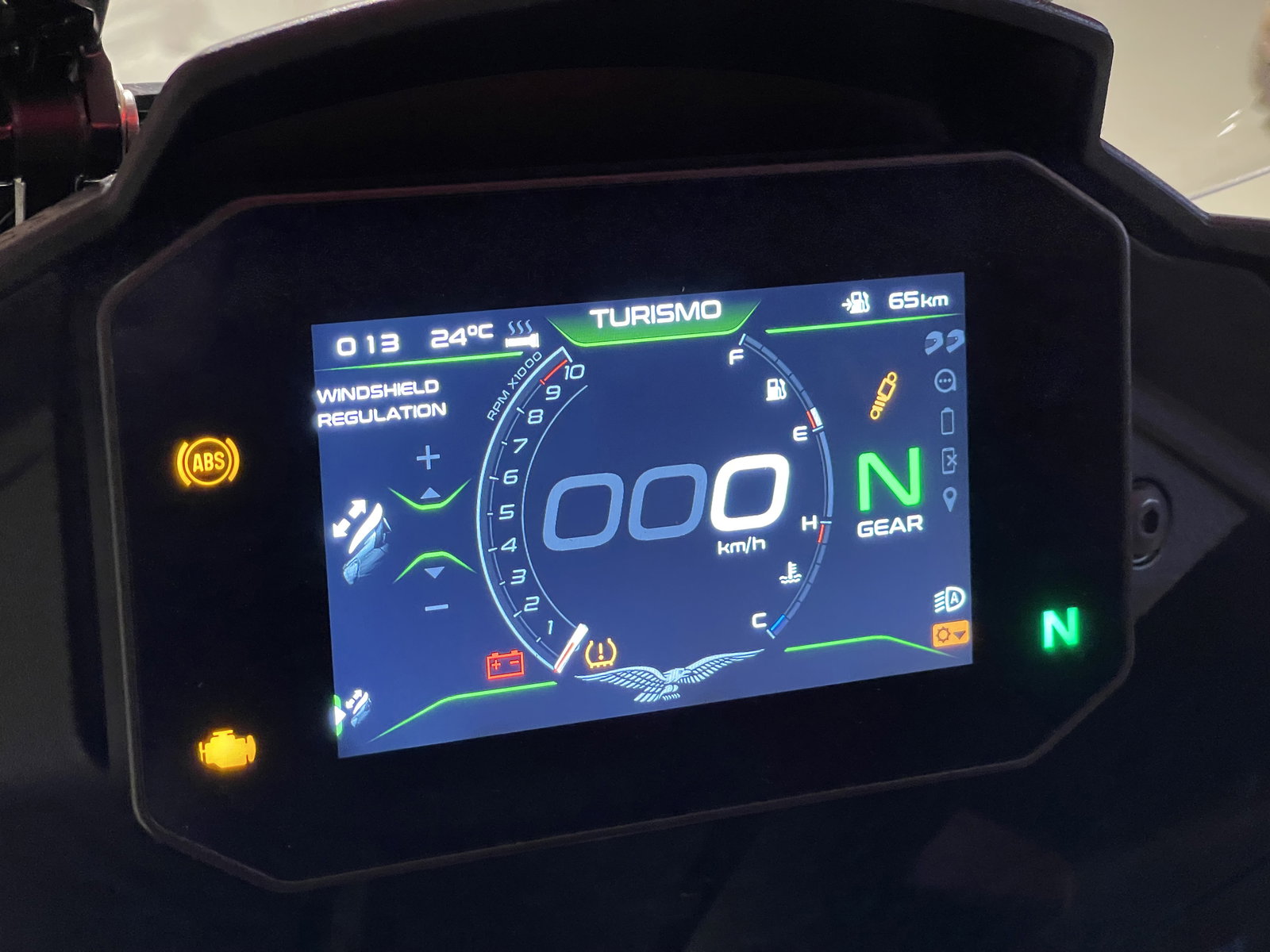 Motociclista visualizando informações do aplicativo Cardo Ride Pro integrado ao Apple CarPlay no painel digital de uma motocicleta moderna, com navegação e música.