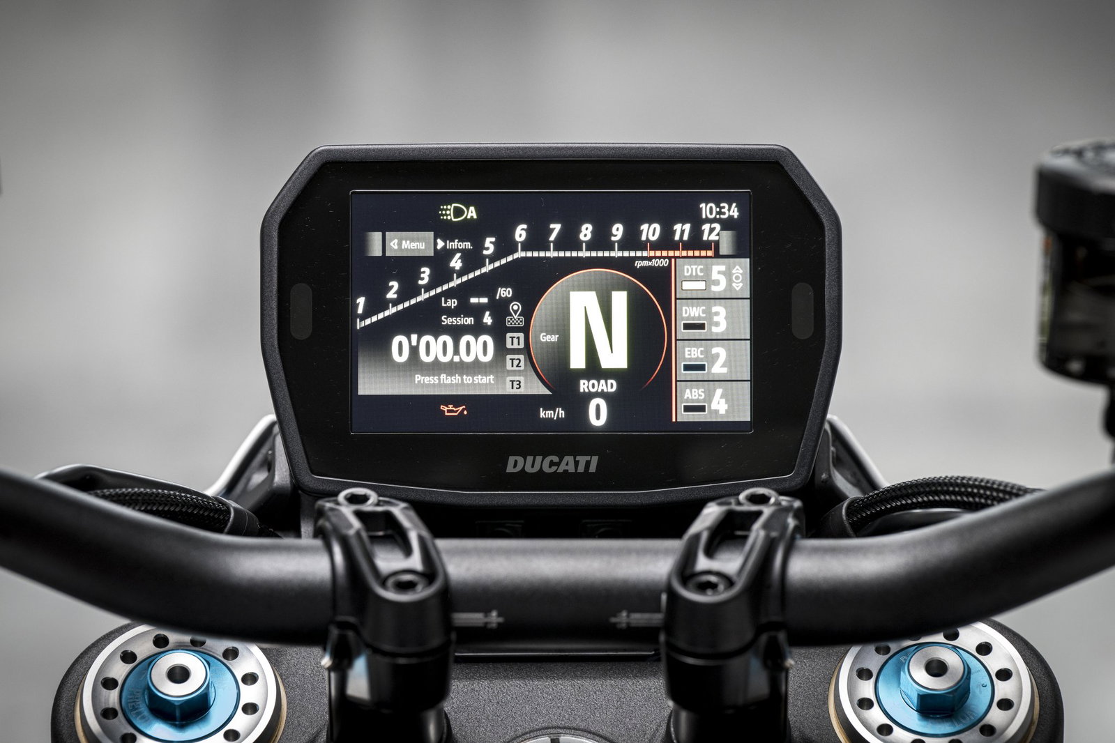Motociclista visualizando informações do aplicativo Cardo Ride Pro integrado ao Apple CarPlay no painel digital de uma motocicleta moderna, com navegação e música.