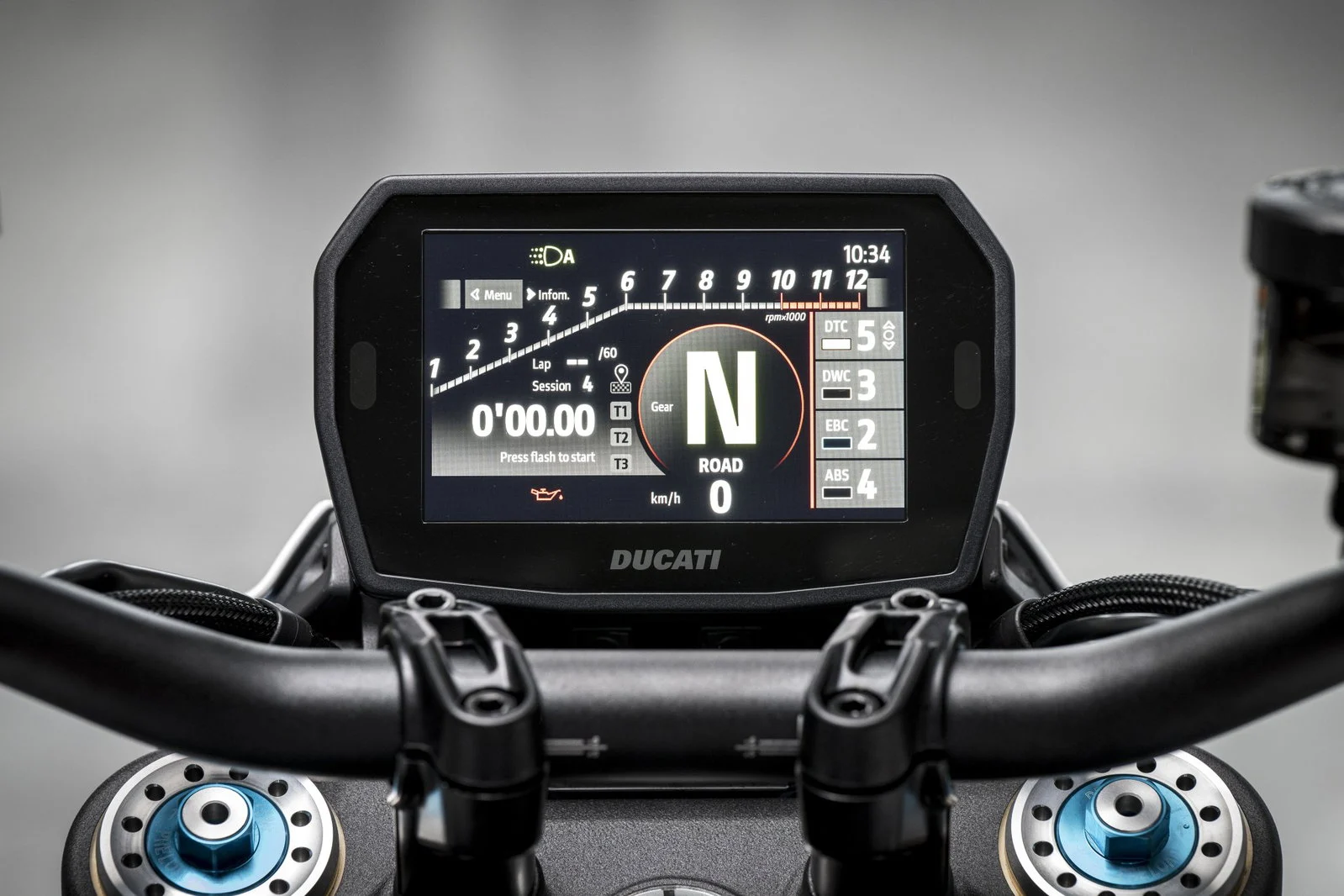 Motociclista visualizando informações do aplicativo Cardo Ride Pro integrado ao Apple CarPlay no painel digital de uma motocicleta moderna, com navegação e música.