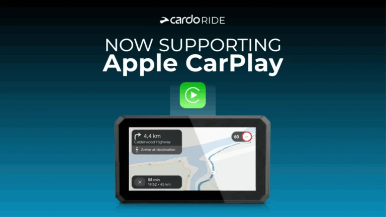 Motociclista visualizando informações do aplicativo Cardo Ride Pro integrado ao Apple CarPlay no painel digital de uma motocicleta moderna, com navegação e música.
