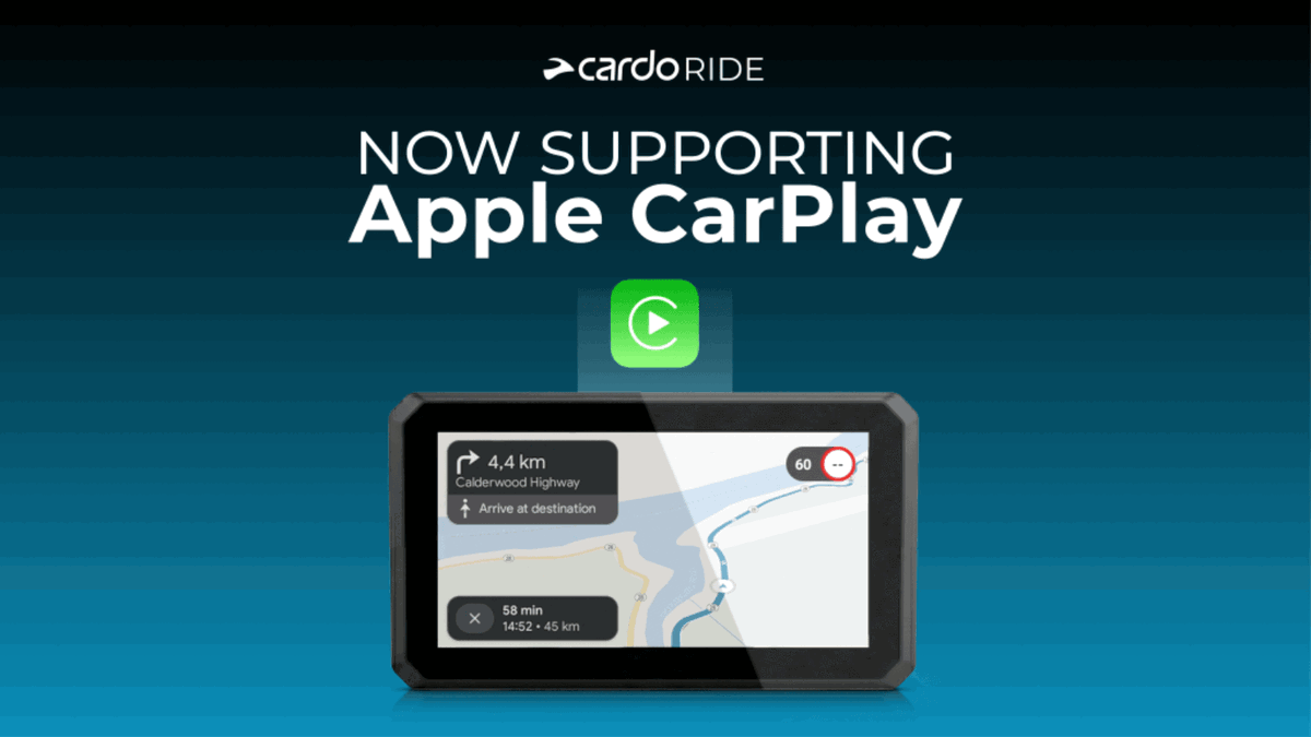 Motociclista visualizando informações do aplicativo Cardo Ride Pro integrado ao Apple CarPlay no painel digital de uma motocicleta moderna, com navegação e música.