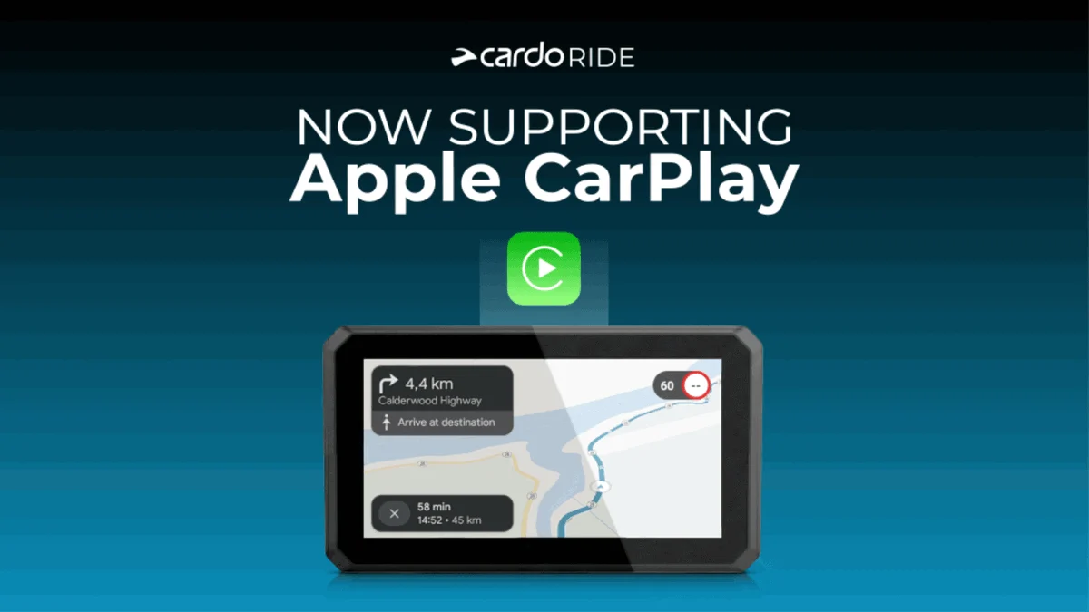Motociclista visualizando informações do aplicativo Cardo Ride Pro integrado ao Apple CarPlay no painel digital de uma motocicleta moderna, com navegação e música.