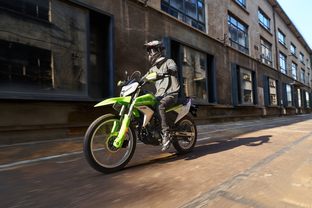 Imagem de destaque da CFMoto 250 Dual em um cenário de trilha leve, mostrando seu design aventureiro e robustez para uso misto.