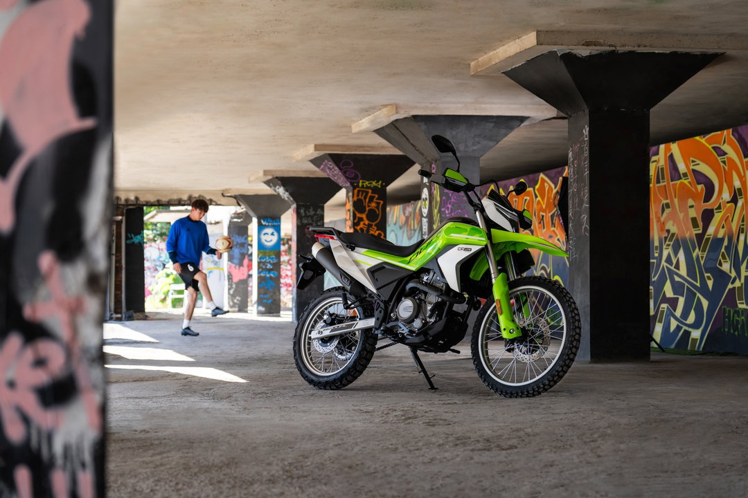Imagem de destaque da CFMoto 250 Dual em um cenário de trilha leve, mostrando seu design aventureiro e robustez para uso misto.
