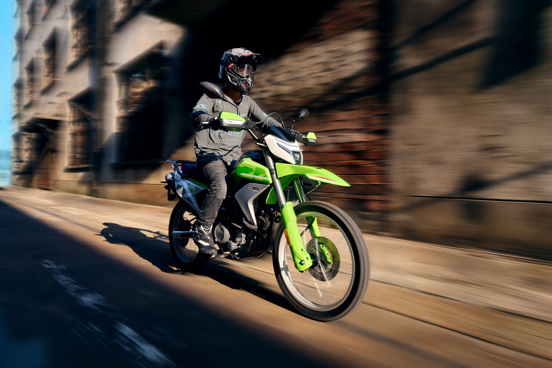 Imagem de destaque da CFMoto 250 Dual em um cenário de trilha leve, mostrando seu design aventureiro e robustez para uso misto.